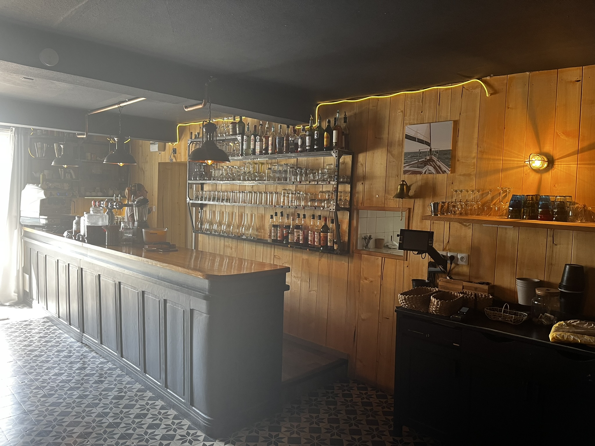Bar intérieur en bois du Bistrot du Port de l’Espérance