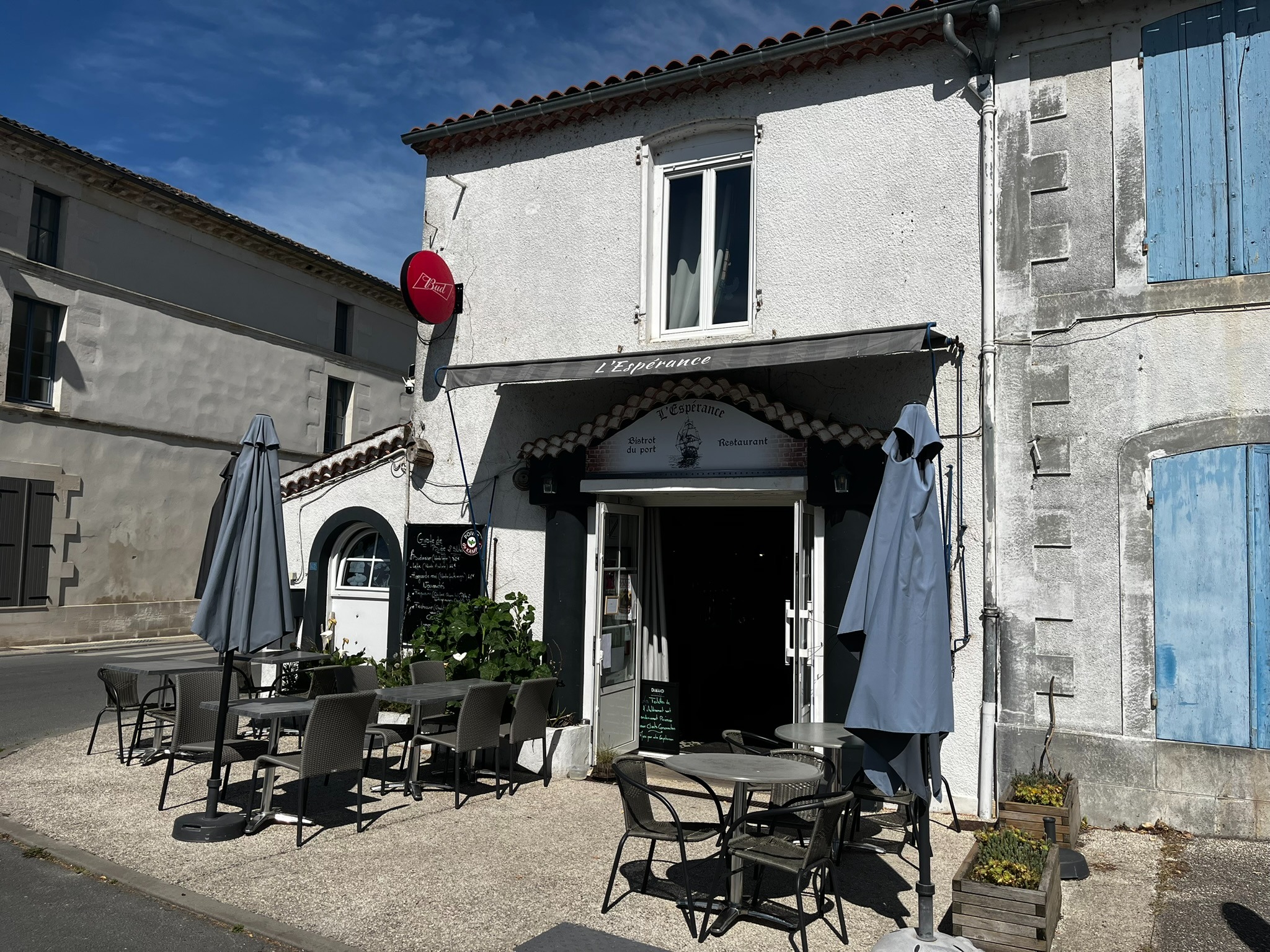 Façade du Bistrot du Port de l’Espérance à Mortagne-sur-Gironde